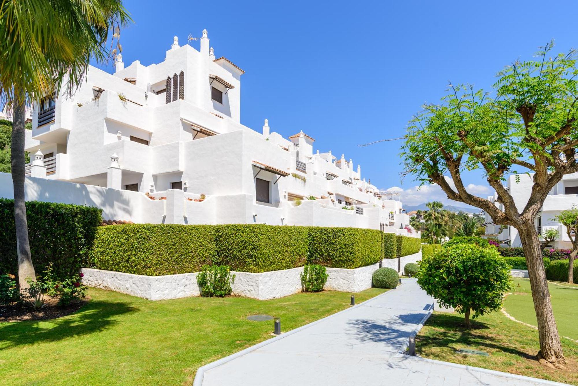 Golf Hills Bed & Breakfast Estepona Exterior photo